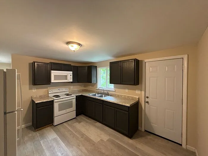 2700 Capitol Dr #2 — Photo 6