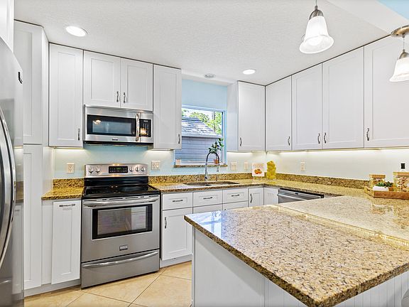 5th image of 705 Holly Dr