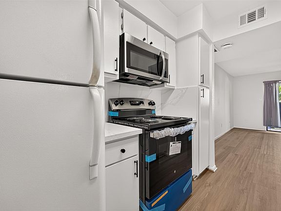 5th image of 3015 Walnut Bend Ln APT 31