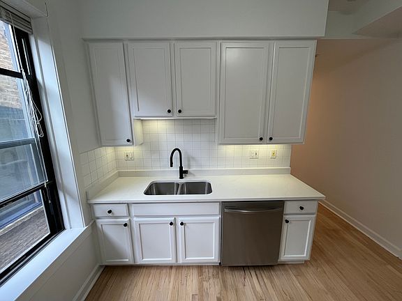 2nd image of 1320 N Wicker Park Ave APT 2F