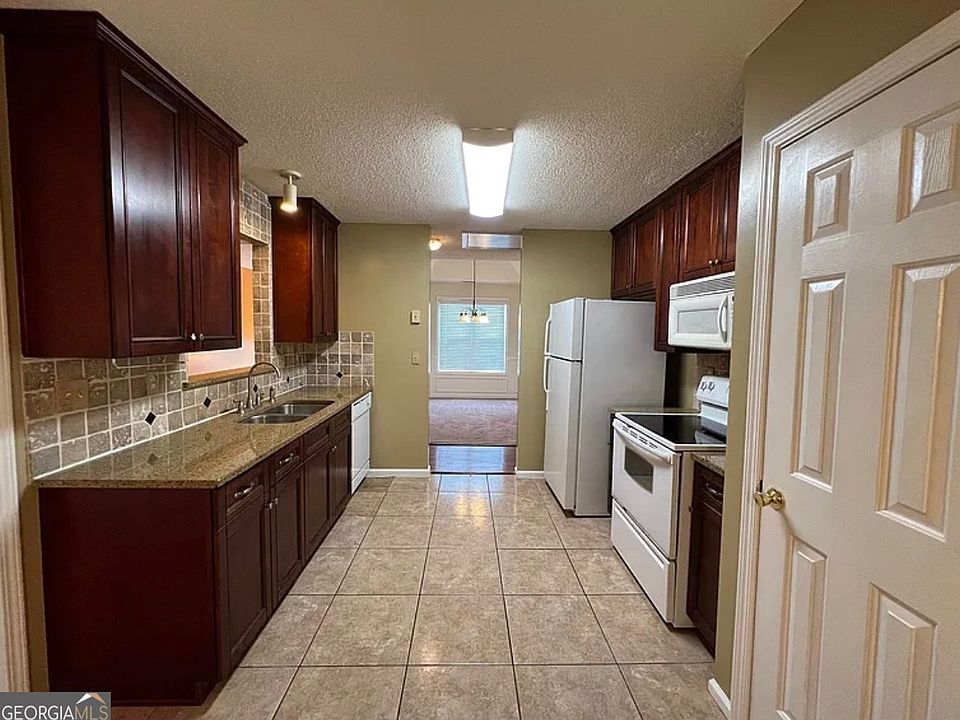 2nd image of 1128 Chateau Ter