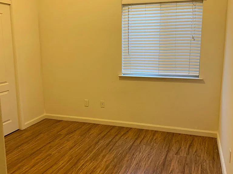 2832 E Cromwell Ave — Photo 40