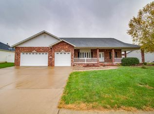 126 Woodcrest Dr, Bethalto, IL 62010
