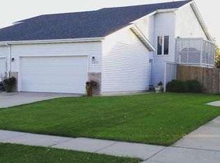 2839 Parkview Dr S, Fargo, ND 58103