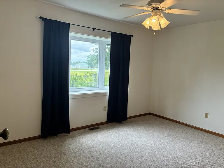 560 Executive Blvd — Photo 13
