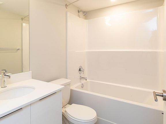 4th image of 621 Crown Isle Blvd
