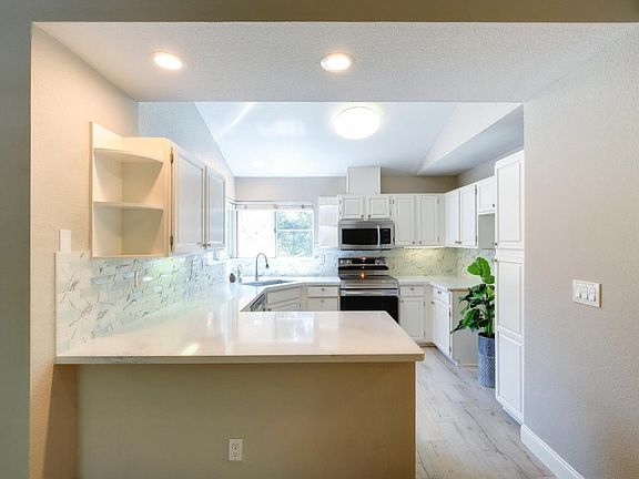 2nd image of 1651 Parkview Green Cir