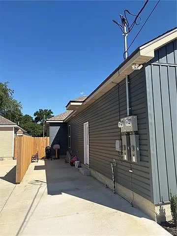 2004 Webster St — Photo 2