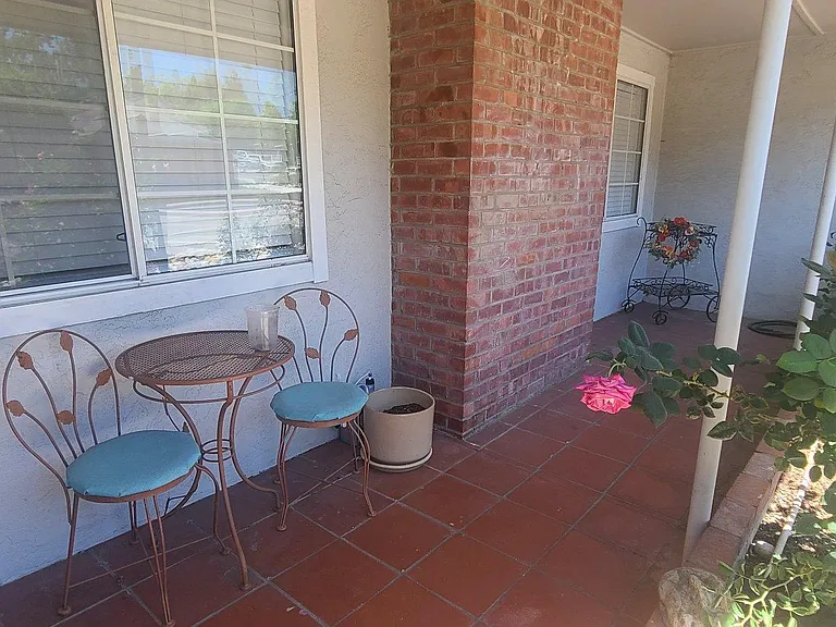 3851 Vineyard Ave — Photo 2