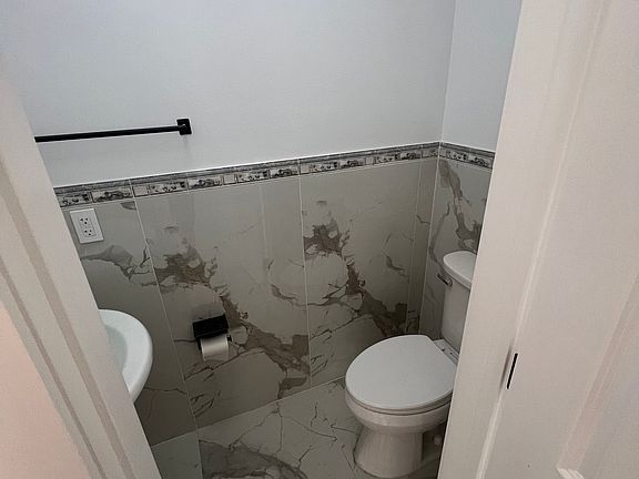 4th image of 15 Imperial Ct