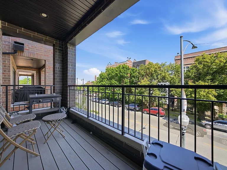 2341 W Roscoe St #2W — Photo 4