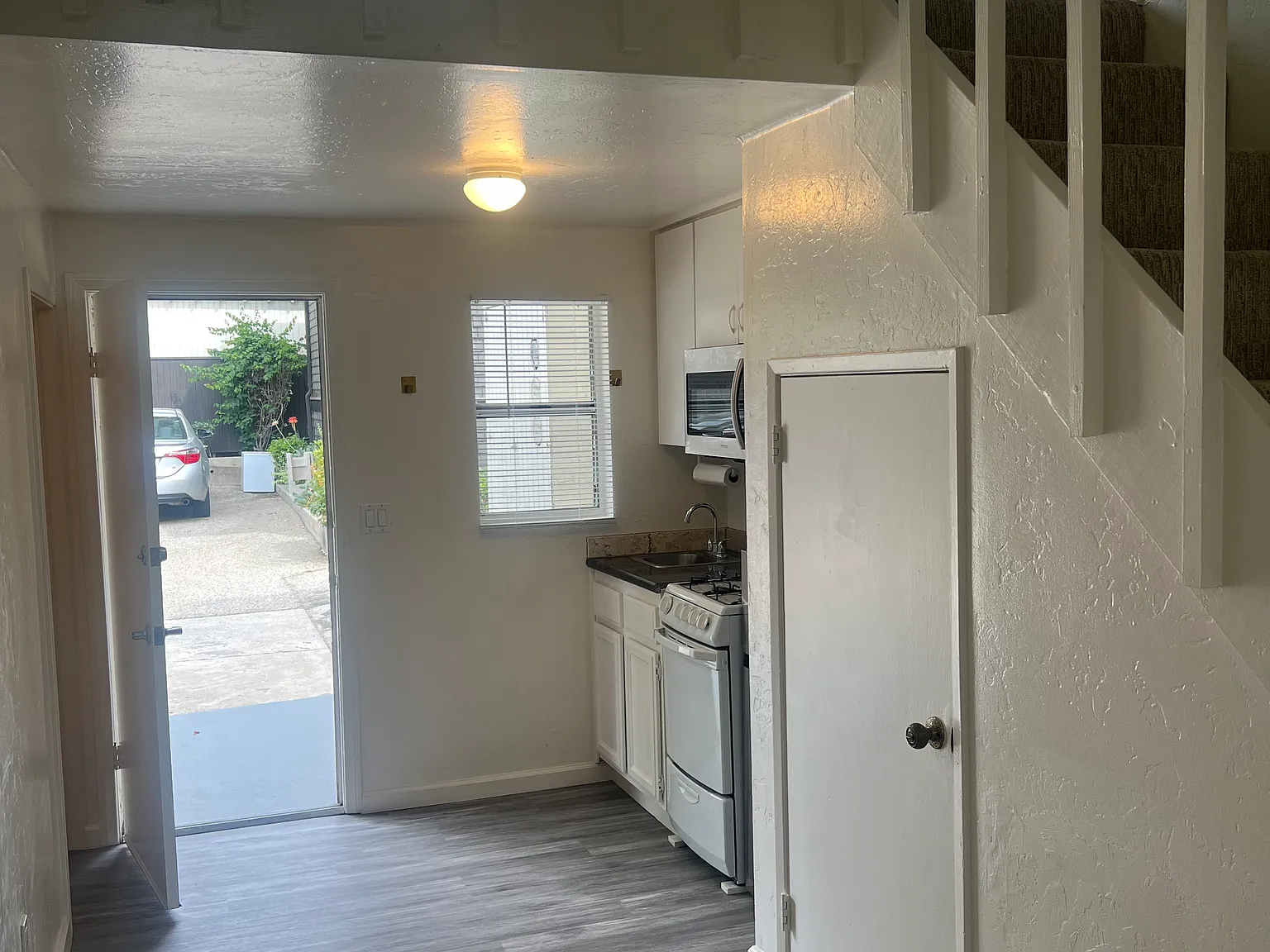 Studio, 400 sqft, $1,980 — Photo 2
