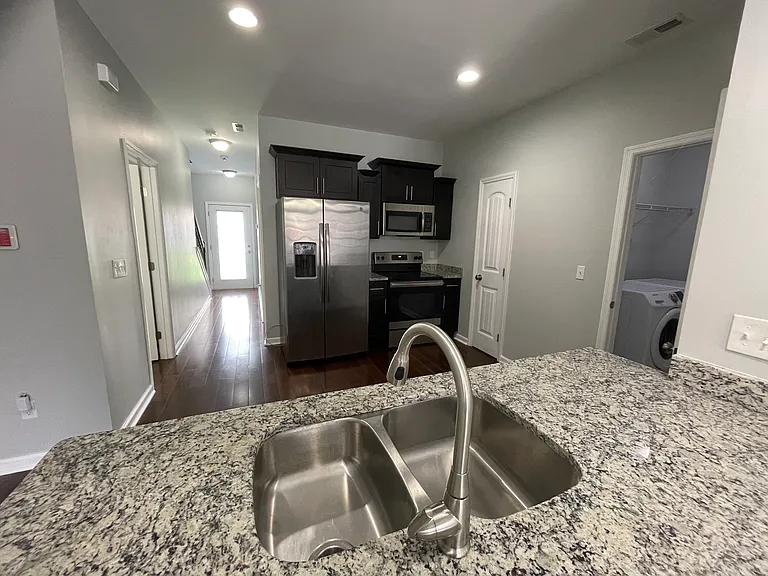 1605 Villa Cir — Photo 6