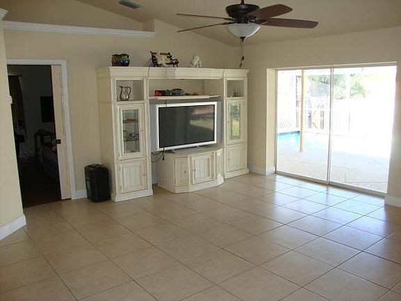 5th image of 1276 Riverhead Ave