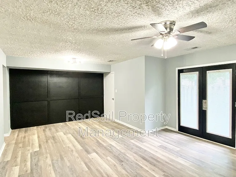 1449 Longdale Dr — Photo 6
