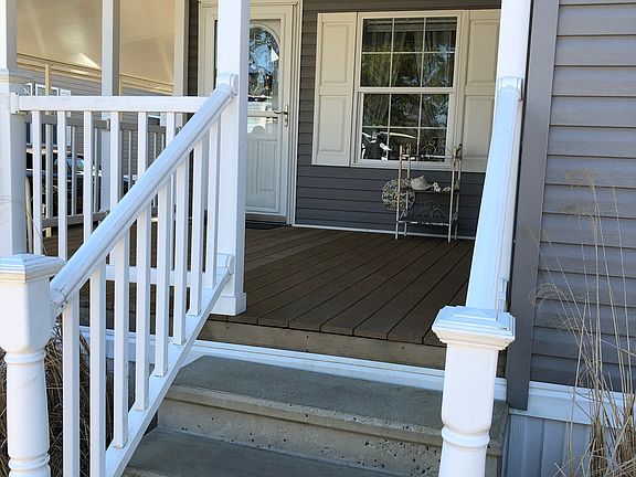 Front covered porch/entry