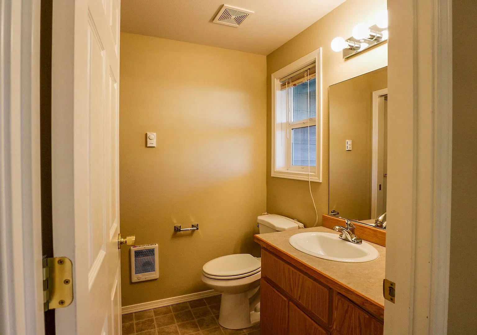 Spacious 4 Bedroom near Mountain View High! — Photo 4