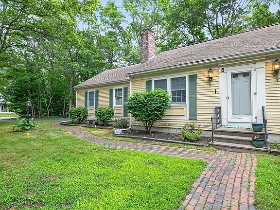 3rd image of 5 Greenview Cir