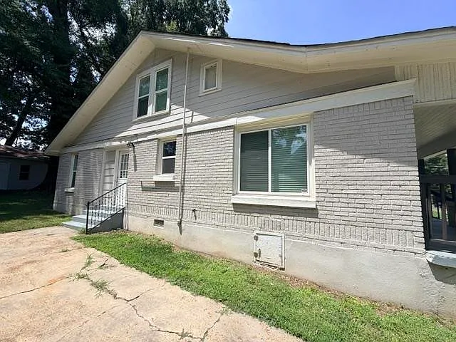 5 bed, 3.0 bath, 1839 sqft, $1,995 — Photo 2