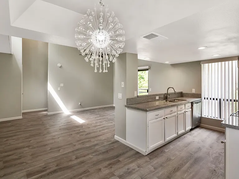 Maryland Court Apartments — Photo 17