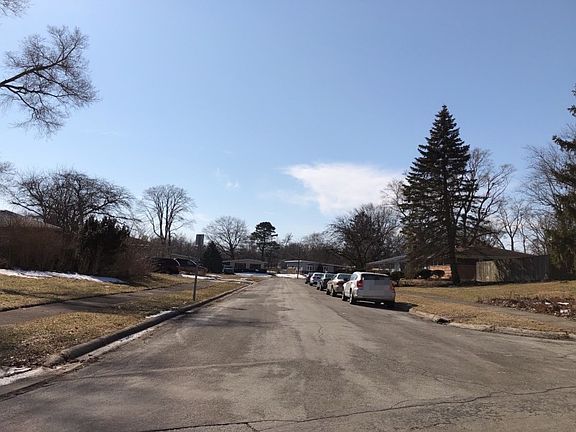 4th image of 452 Saugatuck St