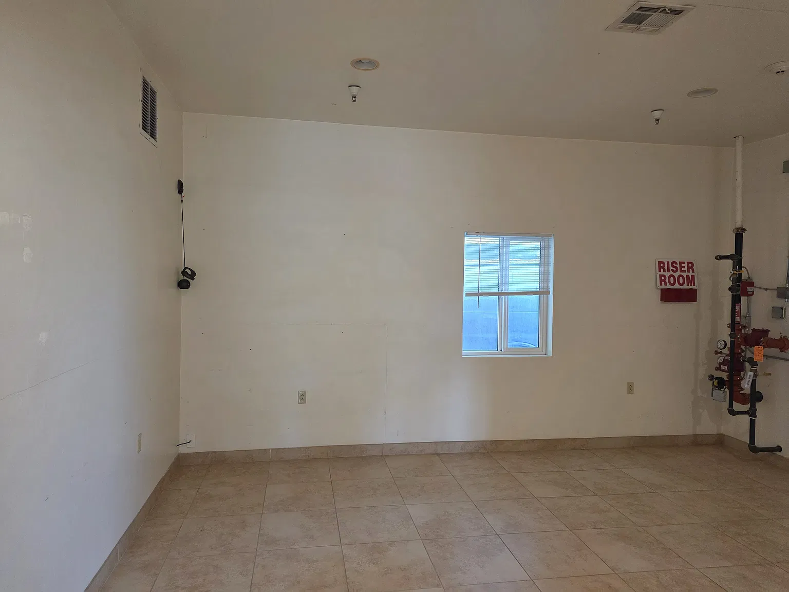 2 bed, 900 sqft, $2,200 — Photo 3