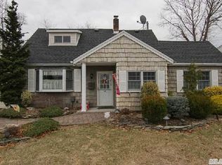 14 Pinetree Ln, Levittown, NY 11756