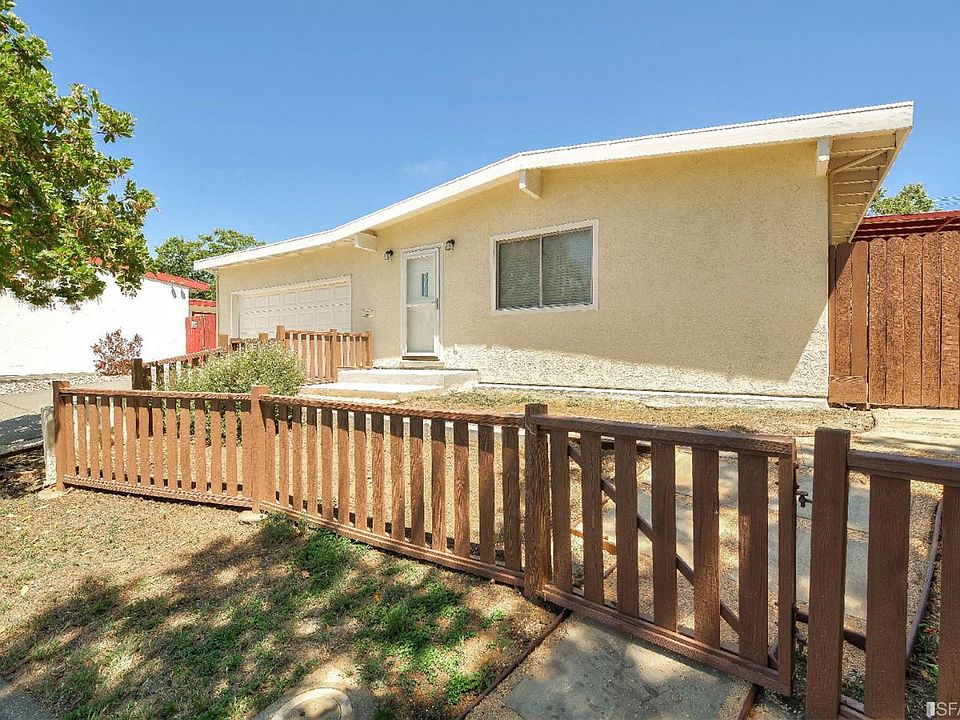 1st image of 214 Sandalwood Ct
