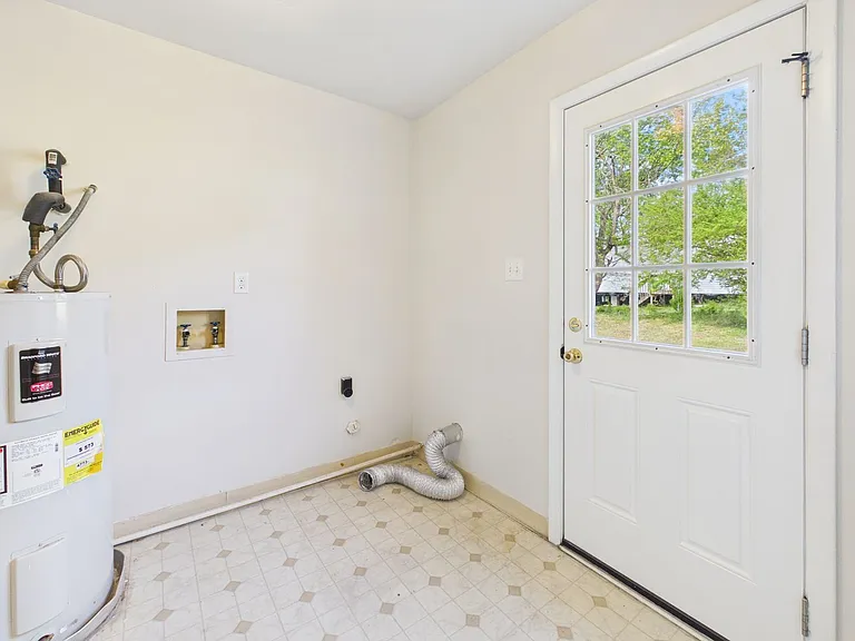 2336 Sara Ln — Photo 16
