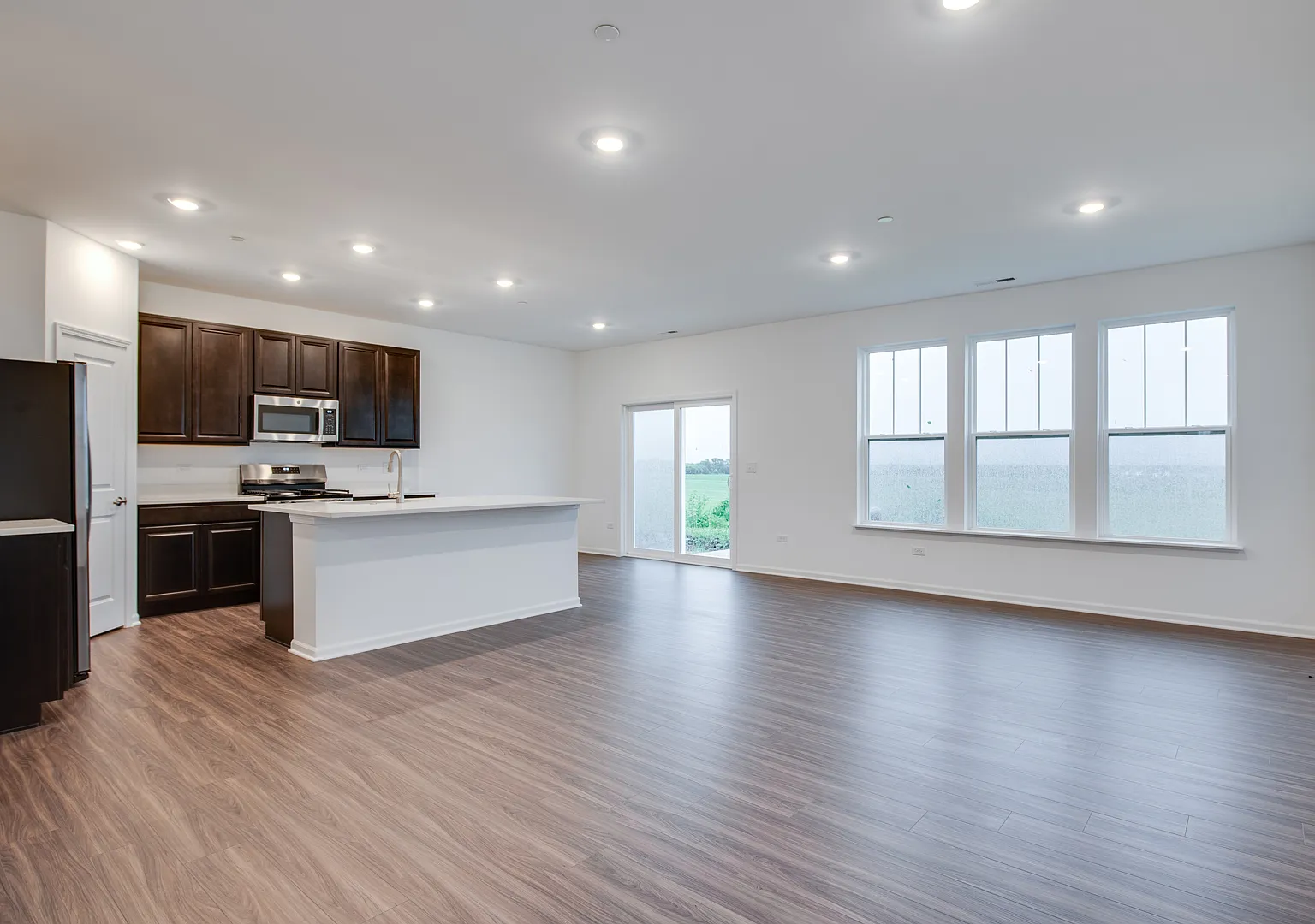 3 bed, 2.5 bath, 1840 sqft, $3,000 — Photo 2