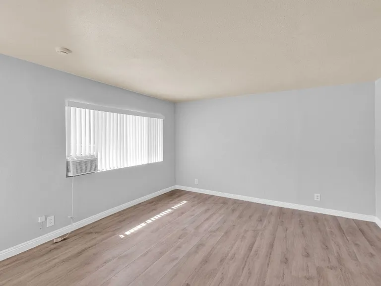 Ramona Garden Apartments — Photo 17