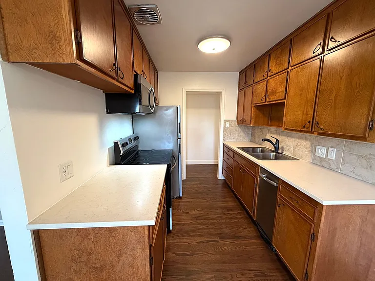 1704 Castle Ct — Photo 8