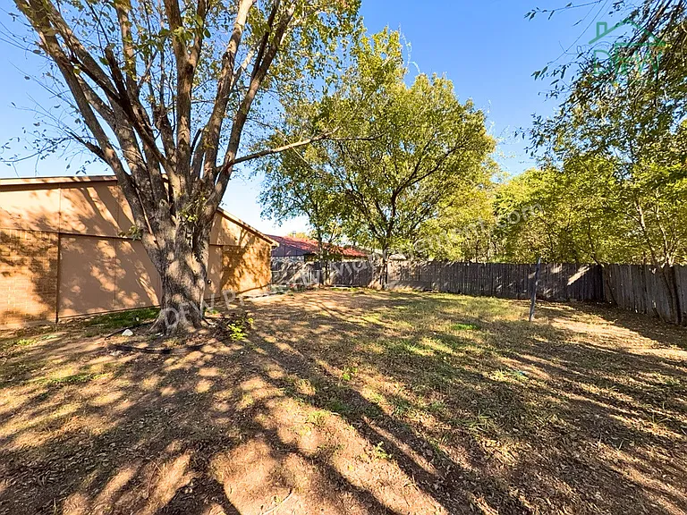 1233 Steinburg Ln — Photo 3