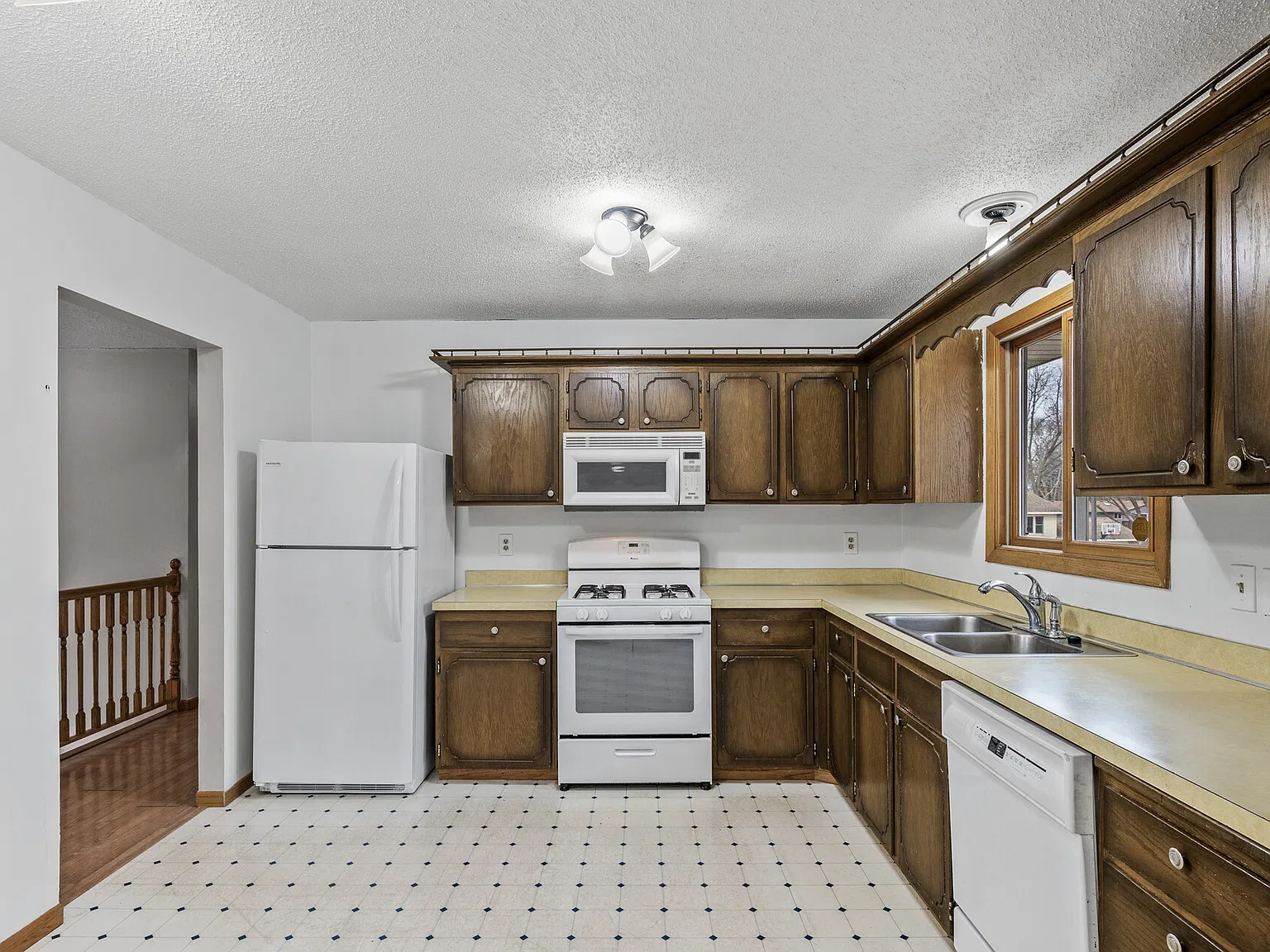 3 bed, 1.5 bath, 1839 sqft, $2,950 — Photo 3