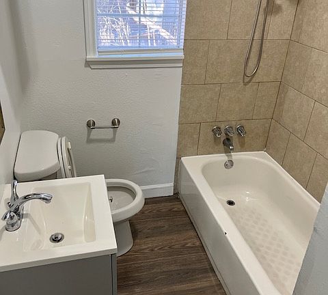 5th image of 732 W Clarendon Dr