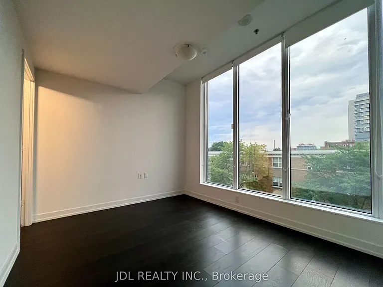 203 College St #402 — Photo 5