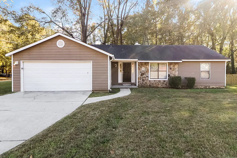 3 bed, 2.0 bath, 1220 sqft, $1,725 — Photo 1