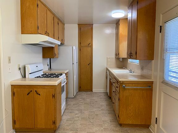 3rd image of 730 E Magnolia Blvd APT B