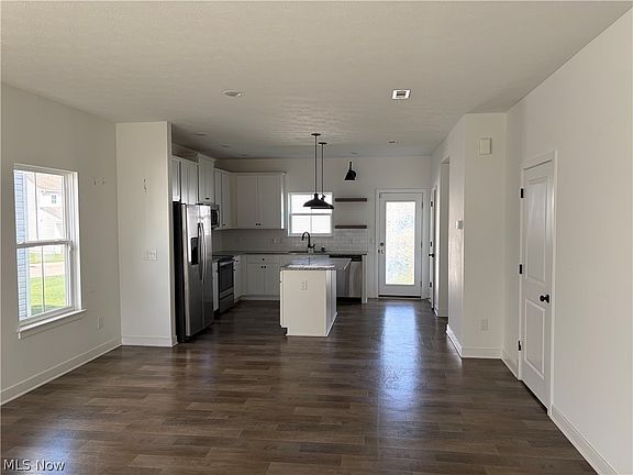 4th image of 473 Auld Farm Cir