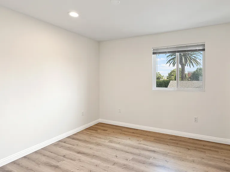 2446 S Dunsmuir Ave — Photo 10