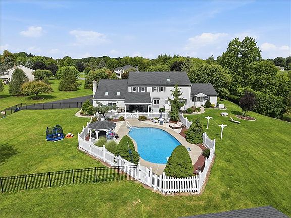 2nd image of 2101 Schroettner Cir
