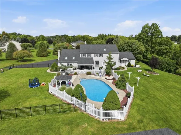 2101 Schroettner Cir, Nazareth, PA 18064