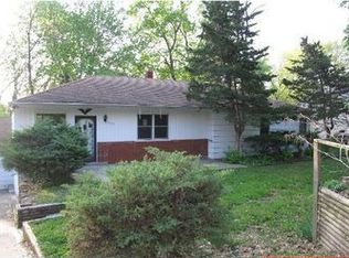 5717 N Robinhood Ln, Kansas City, MO 64151