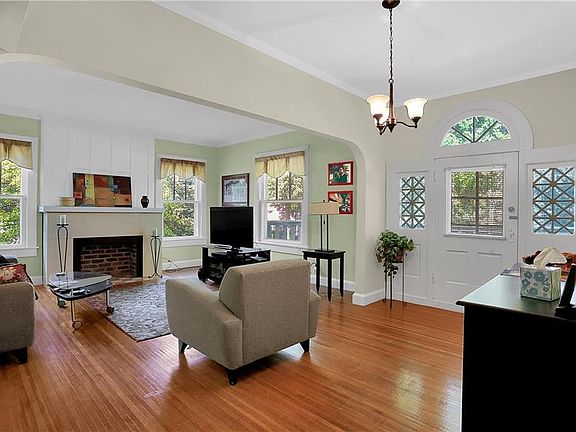 2nd image of 502 W 42nd St