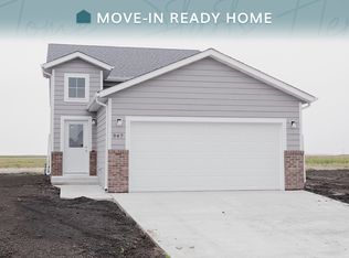 947 David Dr, Grand Forks, ND 58202
