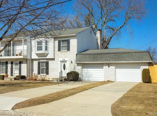 2324 Hillendale Dr, Rochester, MI 48309