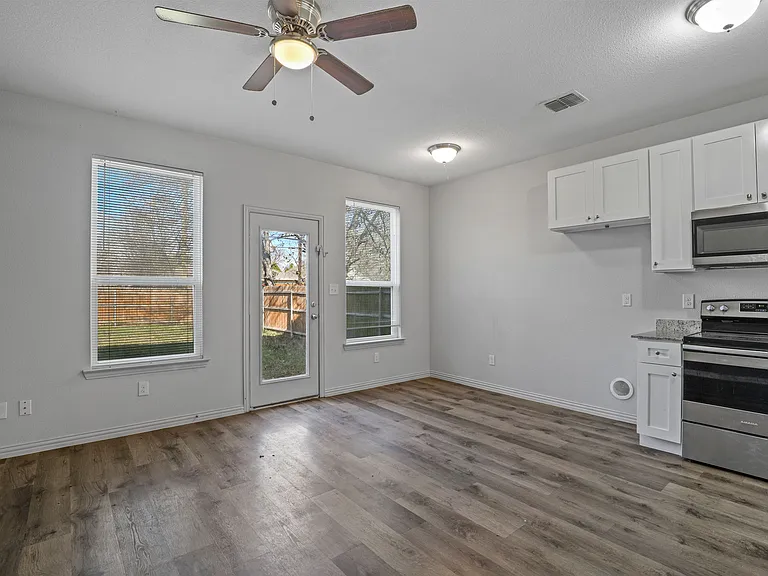 1711 E Tucker St #MAIN — Photo 3