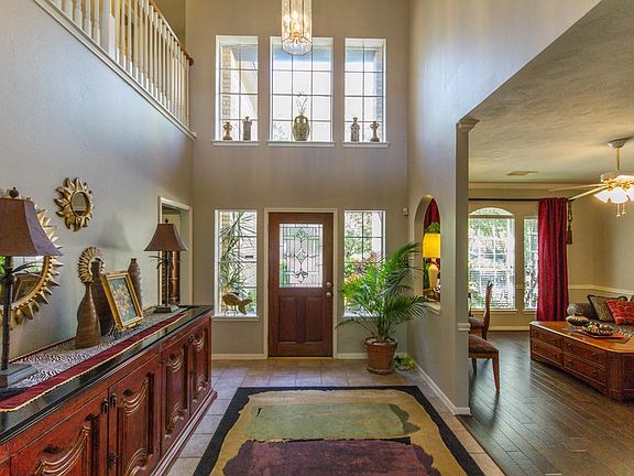 Grand entryway with two story foyer