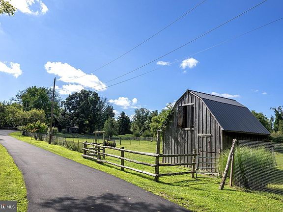4th image of 6080 Schlentz Hill Rd