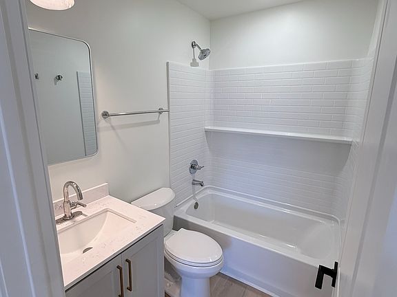 4th image of 711 Fairfield Ave #104